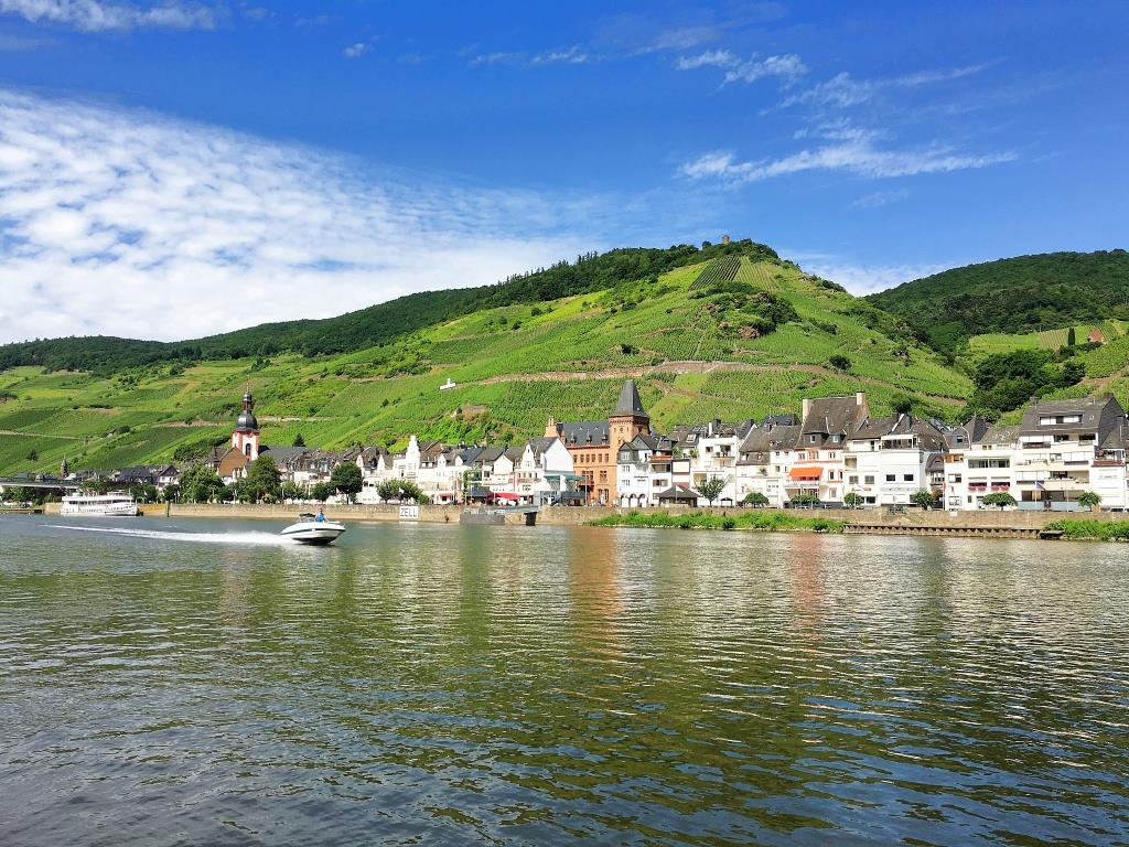 Weinausschank an der Moselpromenade in Zell (Mosel) - Merl  - Urlaub der Mosel in Gästehaus Zeller Altstadt, Oberstraße 6, 56856 Zell (Mosel)